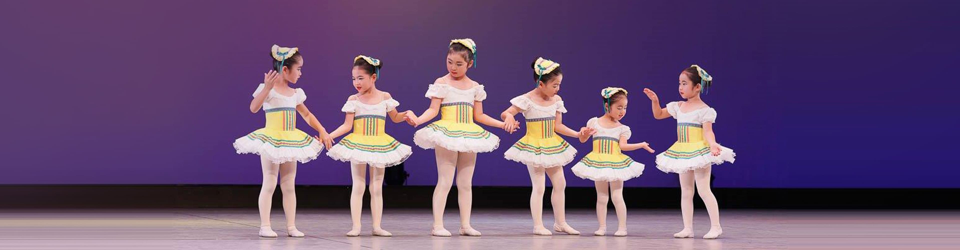 ステージの一幕 ６人の女の子が手をつないでいる様子